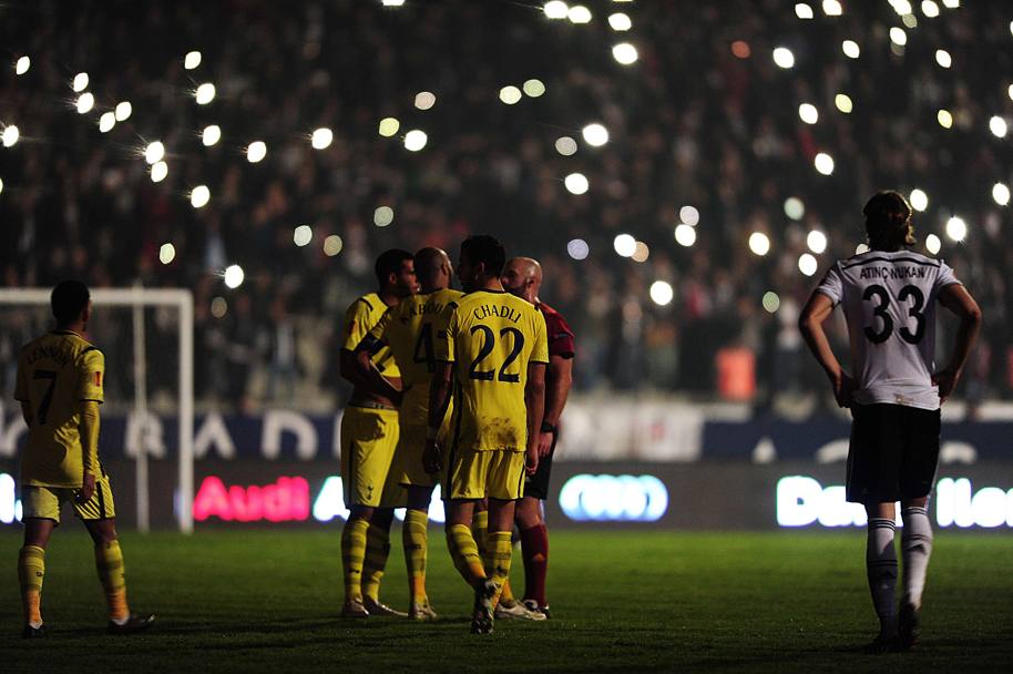 Blackout all&#39;Ataturk di Istanbul durante Besiktas-Totteham: fanno luce solo i cellulari... Afp